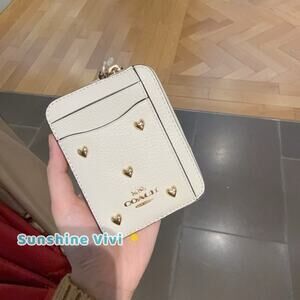 NWT Coach Zip Card Case In Signature Leather With Heart Charm CDQ82 Gold/Chalk